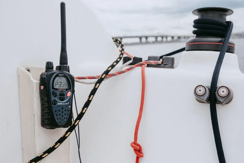 Detailaufnahme der robusten Verarbeitung und Bedienelemente eines Baustellenradios.