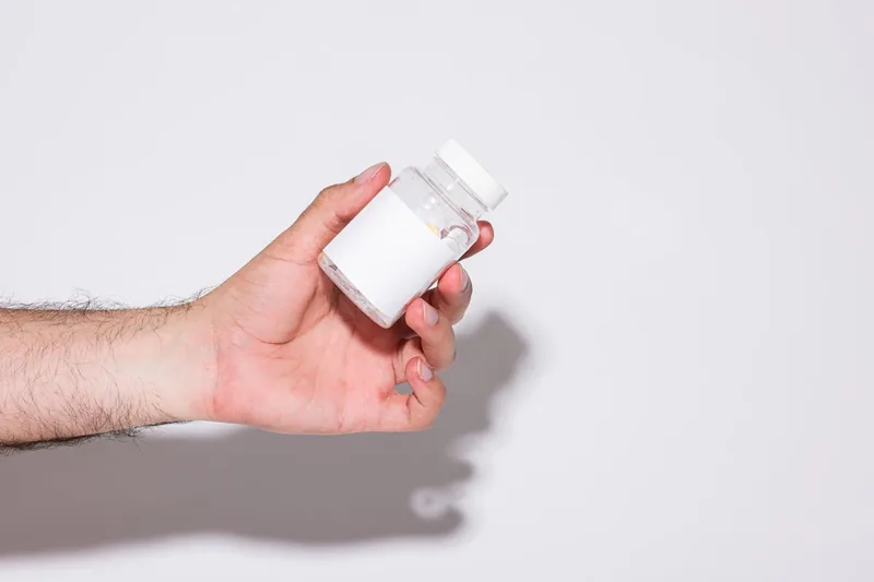 Ein hochwertiges BCAA Gesundheitssupplement in Pulverform, sauber und professionell präsentiert.