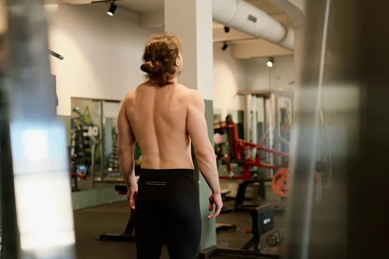 Ein motivierender Fitnessstudio-Hintergrund mit Athleten, die für ihre Fitnessziele trainieren.