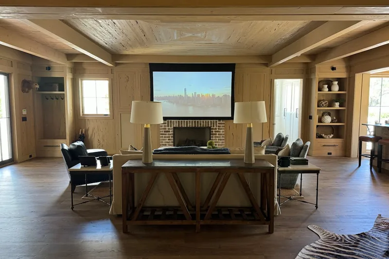 Gemütliche Heimkino-Szene mit einem 4K Beamer, der ein gestochen scharfes Bild projiziert.