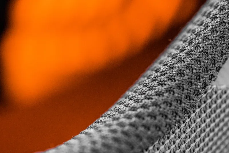Nahaufnahme des weichen Materials und der feinen Naht einer beheizbaren Socke mit sichtbarem Heizelement.