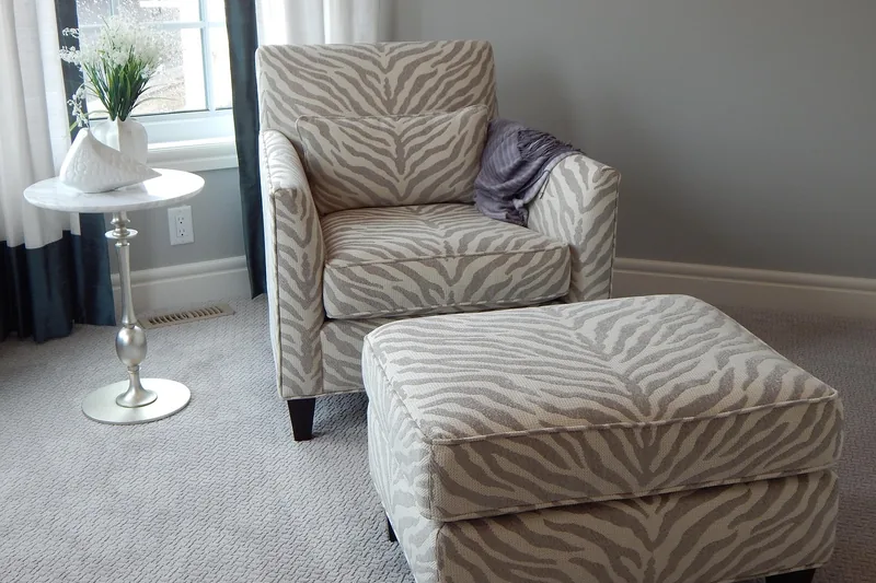 Ein gemütliches Wohnzimmer-Interieur mit einem Beistelltisch, dekoriert mit einer Lampe und Pflanzen.