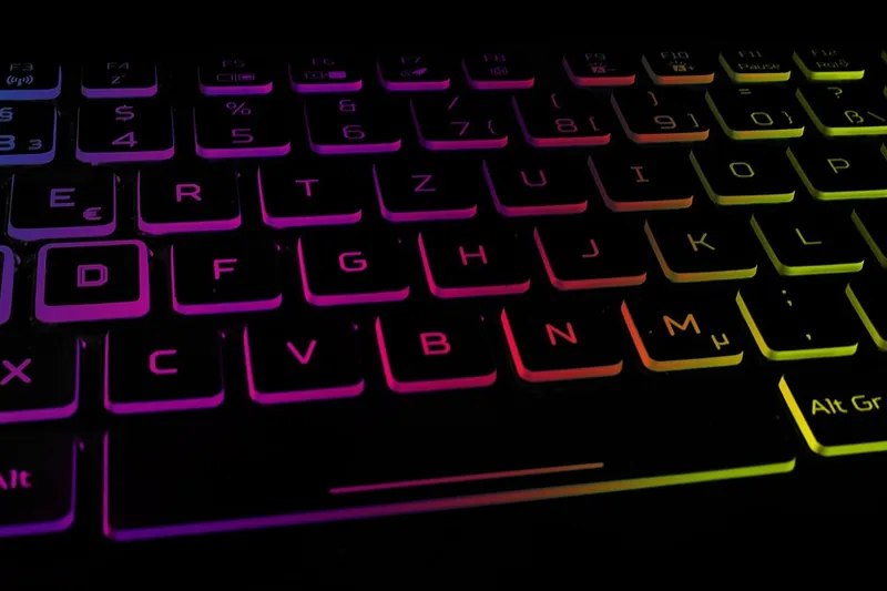 Nahaufnahme einer beleuchteten RGB-Gaming-Laptop-Tastatur, die auf Präzision und Ästhetik ausgelegt ist.