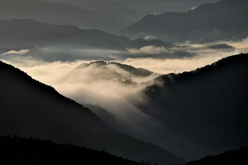 Malerische Berglandschaft im Abendlicht, die eine ideale Umgebung für Kletterabenteuer darstellt.