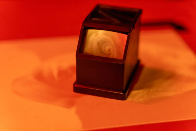 Ein moderner Filmscanner als Produktaufnahme auf weißem Hintergrund, bereit zur Digitalisierung.