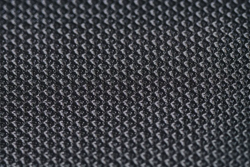 Nahaufnahme einer Grillmatte, die die antihaftbeschichtete Teflon-Oberfläche und Textur zeigt.