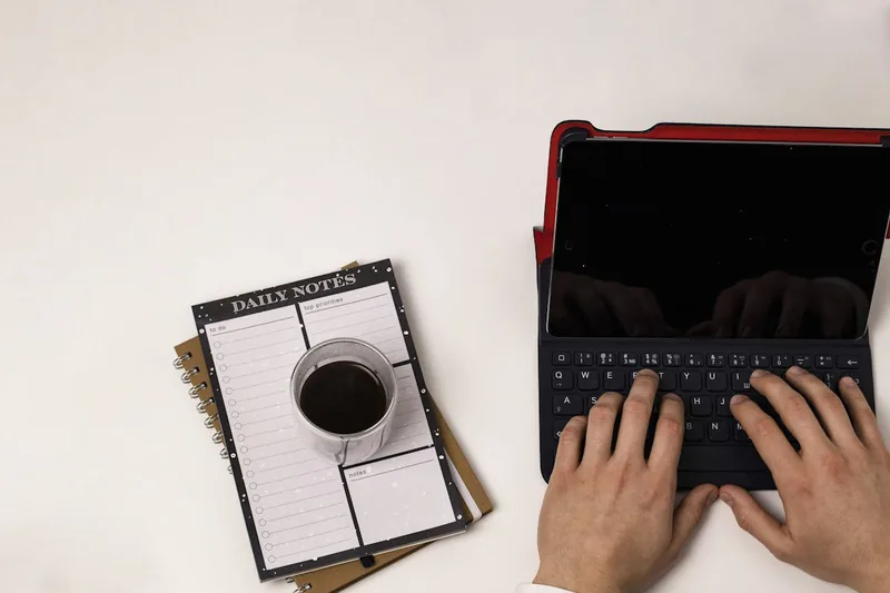 Hochwertige iPad Air 3 Hülle, detailreich und präzise verarbeitet für optimalen Schutz des Tablets.