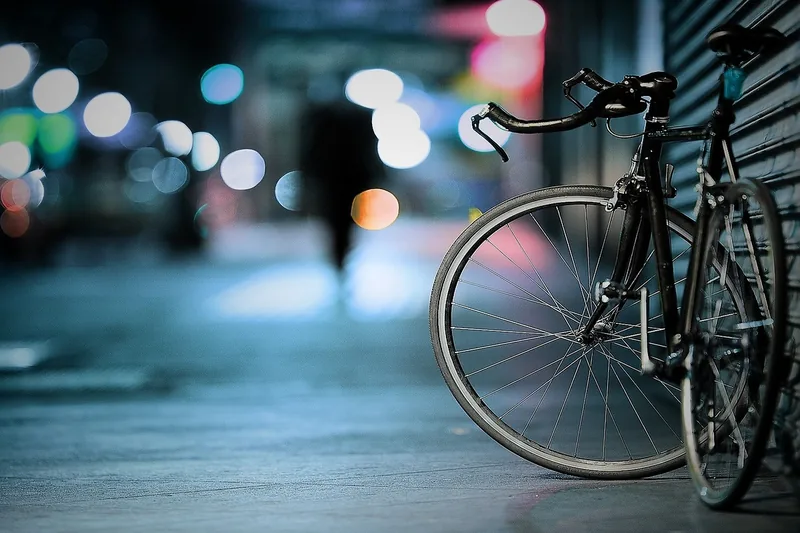 Nahaufnahme der robusten Materialien eines langen Fahrradschlosses.