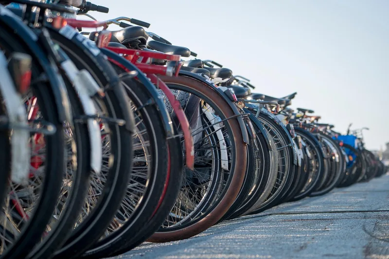 Fahrrad sicher abgestellt in einer städtischen Umgebung.