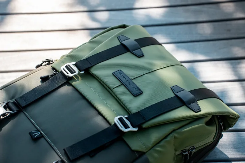 Detaillierte Nahaufnahme der robusten und wasserabweisenden Materialtextur eines Wanderrucksacks.