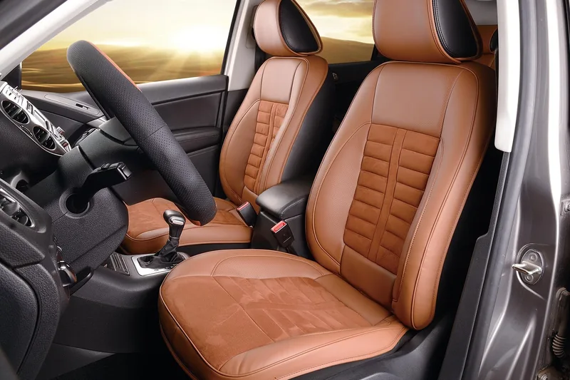 Modernes Autointerieur mit einem bequemen Autositzkissen auf dem Fahrersitz, bereit für lange Fahrt.