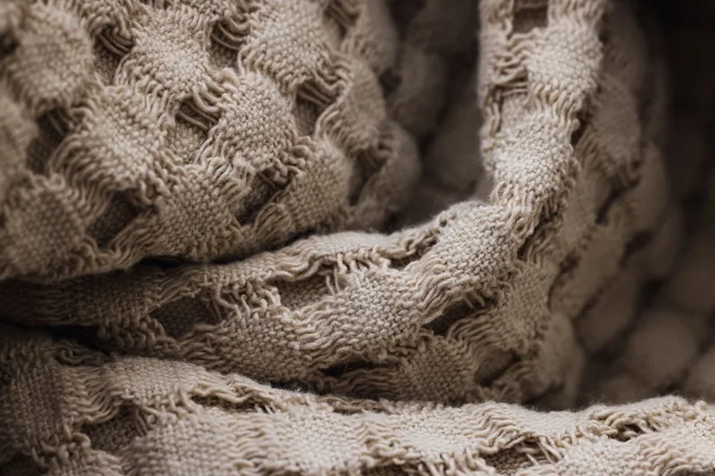 Nahaufnahme der Textur und Verarbeitung eines Sunnypillow Palettenkissens