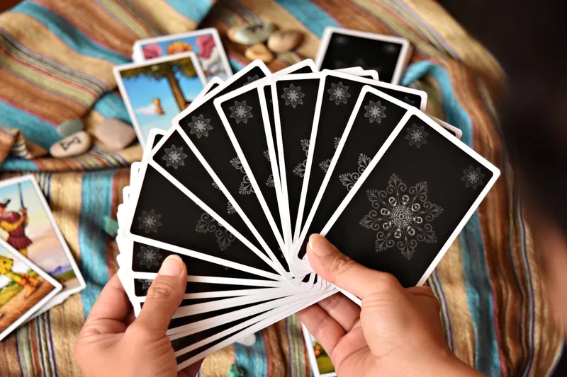 Ein Stapel Tarotkarten als Bestseller-Produkt im Fokus.