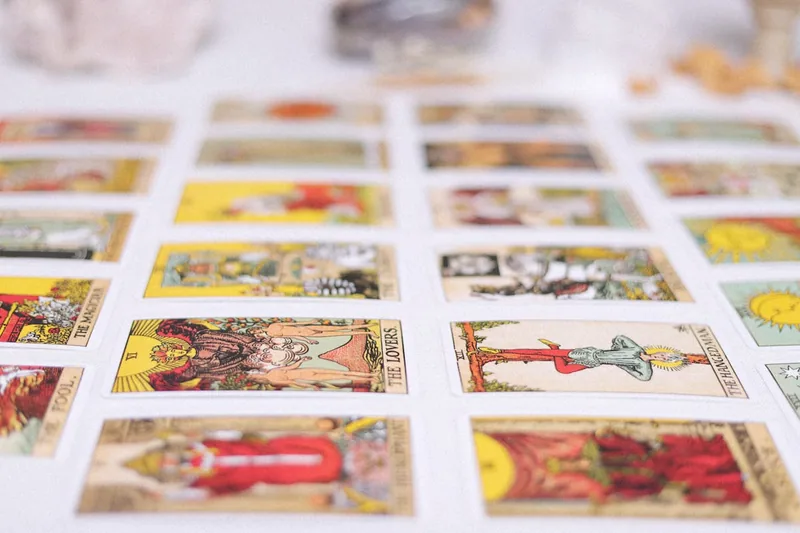 Detailaufnahme von Symbolen auf Tarotkarten für tiefere Einsichten.