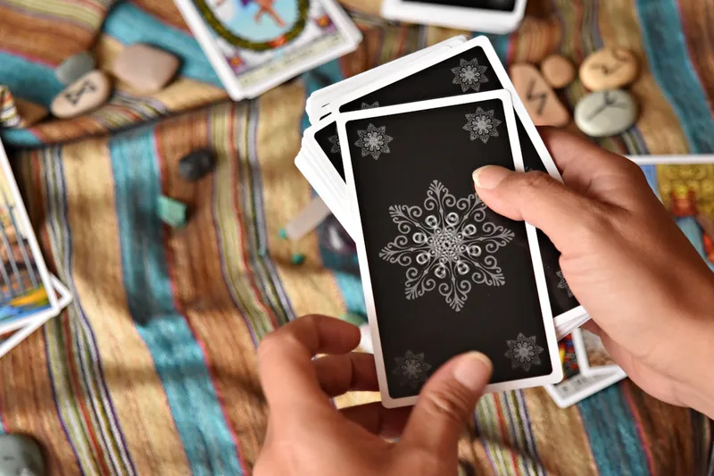 Atmosphärische Szene einer Tarotkartenlegung zur Interpretation.