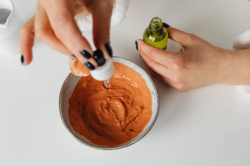 Nahaufnahme von natürlichen Inhaltsstoffen wie Biotin und Peptiden für ein hormonfreies Wimpernserum.