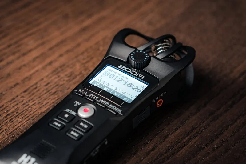 Ein hochpräziser digitaler Audio-Recorder als freigestelltes Produktbild für professionelle Aufnahmen.