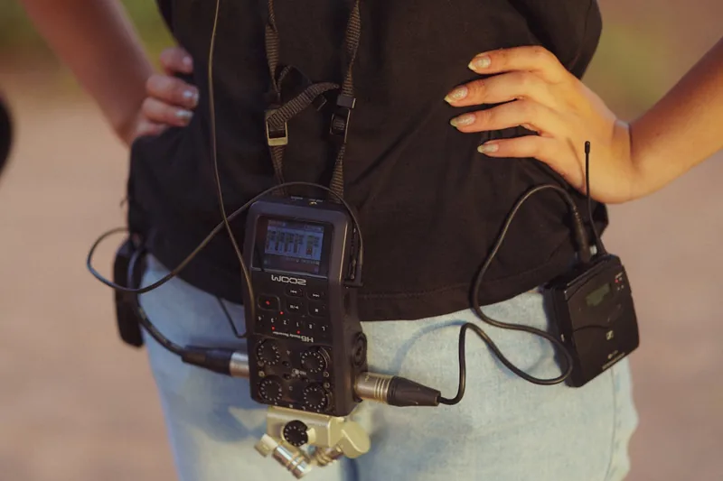 Eine Hand hält einen mobilen Audio-Recorder in Benutzung, um maximale Klangqualität zu erzielen.