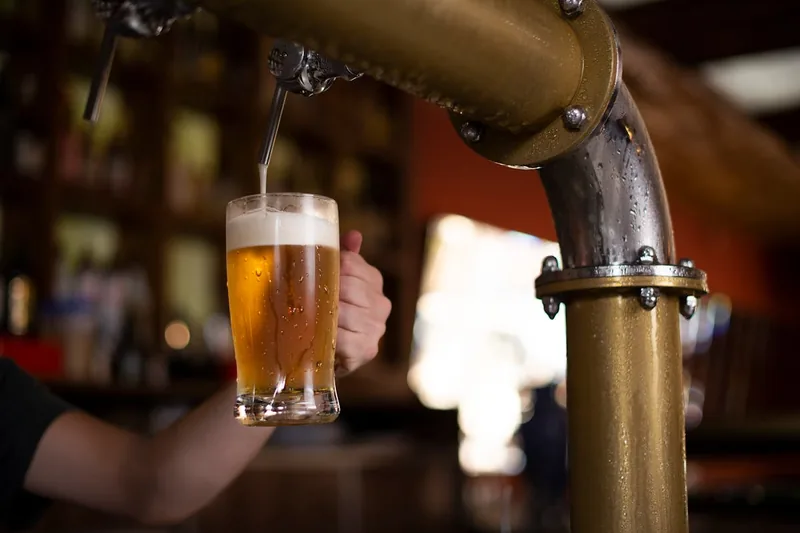 Ein eleganter, moderner Bierkühler als Durchlaufkühler, bereit für kühlen Biergenuss.