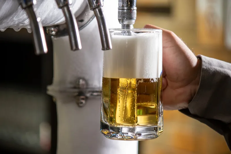 Detailansicht des hochwertigen Zapfhahns eines Bierkühlers aus Edelstahl.