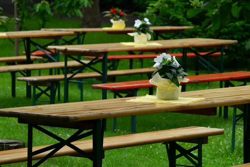 Eine klassische Bierzeltgarnitur mit Holztisch und zwei Bänken für Outdoor-Spaß.