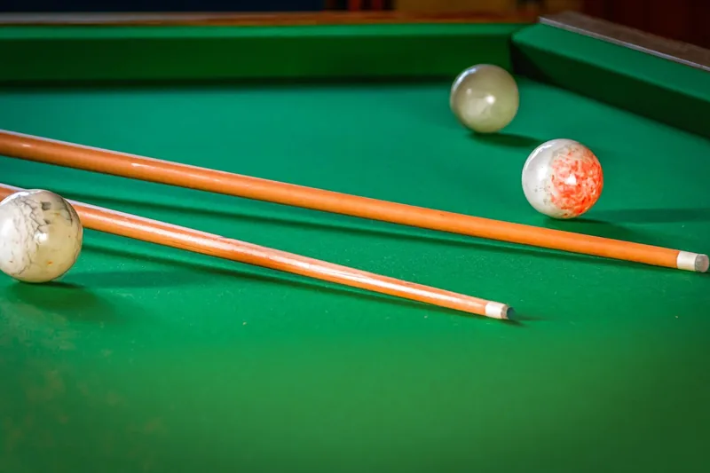 Hochwertiger Billard-Queue als reines Produktfoto im Katalogstil.