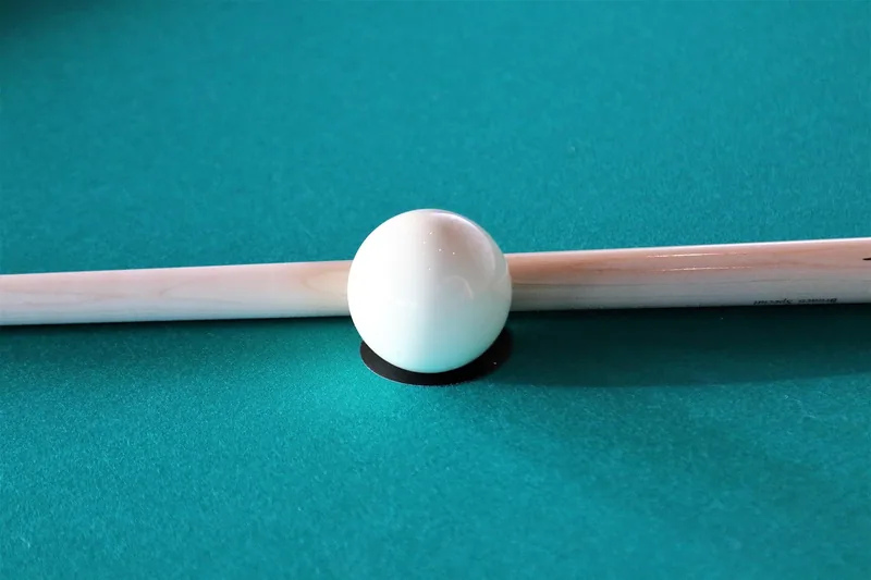 Detailaufnahme des Aufbaus und Materials eines Billard-Queues.