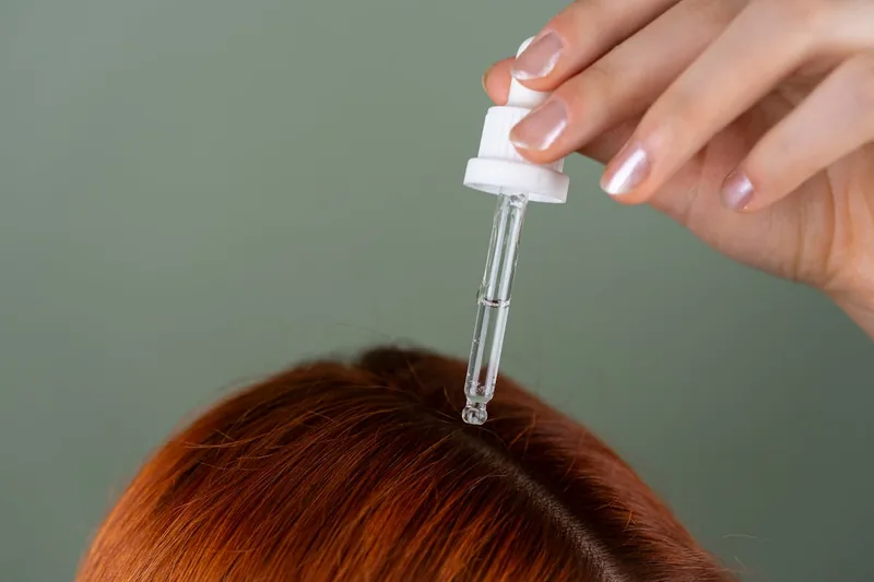 Glänzendes, gesund aussehendes Haar einer Frau im natürlichen Licht, als Ergebnis der Bio-Shampoo-Anwendung.