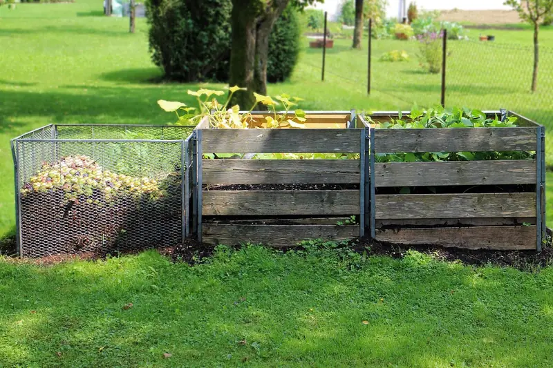 Ein Komposteimer im Garten, umgeben von Pflanzen, symbolisiert nachhaltige Abfallwirtschaft.