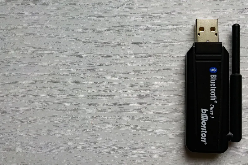 Ein kompakter Bluetooth-Adapter, bereit zum Verbinden von Geräten, auf neutralem Hintergrund.