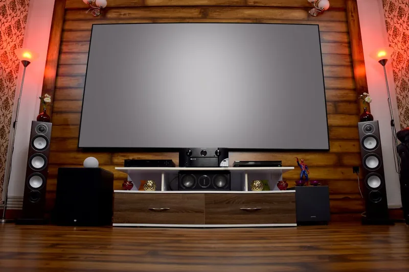Ein modernes Wohnzimmer mit kabellosem Soundsystem, verbunden über einen Bluetooth-Adapter.