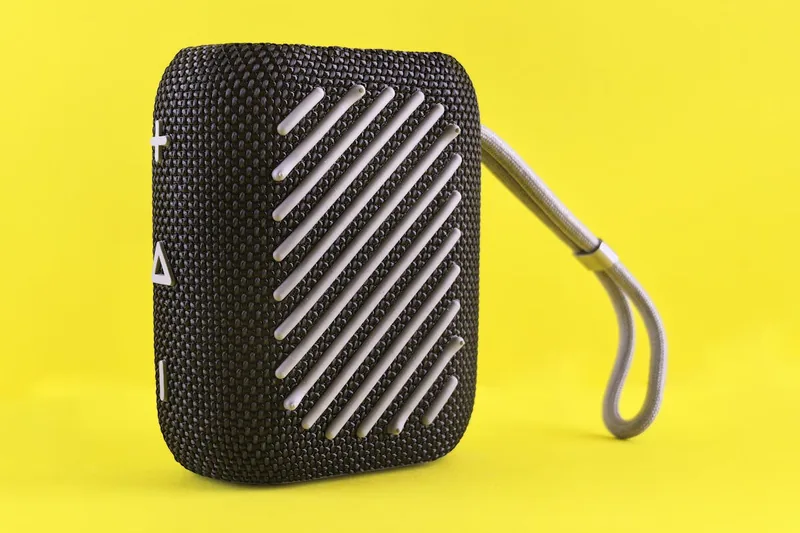 Kompakter Bluetooth-Lautsprecher in modernem Design, perfekt für unterwegs.