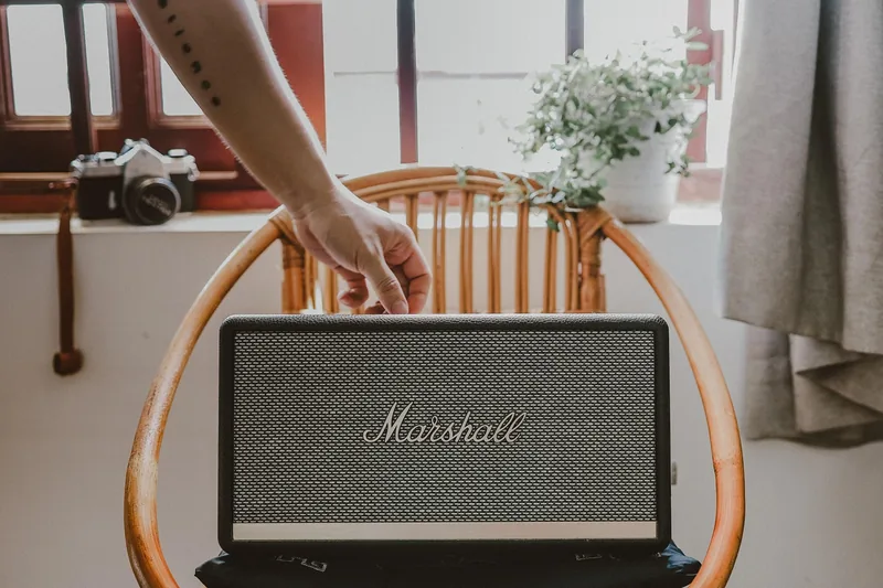 Nahaufnahme der gitterartigen Oberfläche eines Bluetooth-Lautsprechers.