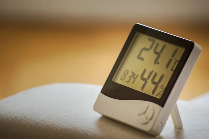 Ein modernes Bluetooth-Thermometer, isoliert auf hellem Hintergrund.
