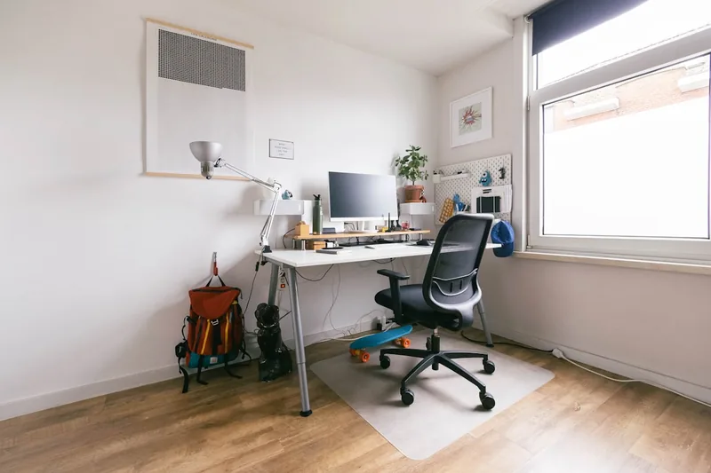 Ein modernes Home-Office mit einer dezent platzierten Bodenschutzmatte, die den Holzboden schützt.
