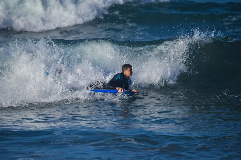 Hochwertiges Bodyboard in Nahaufnahme, klar erkennbar vor neutralem Hintergrund.
