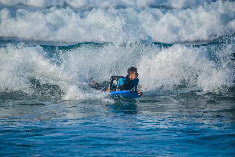 Nahaufnahme der glatten, robusten Oberfläche eines Bodyboards, die Materialien hervorhebend.