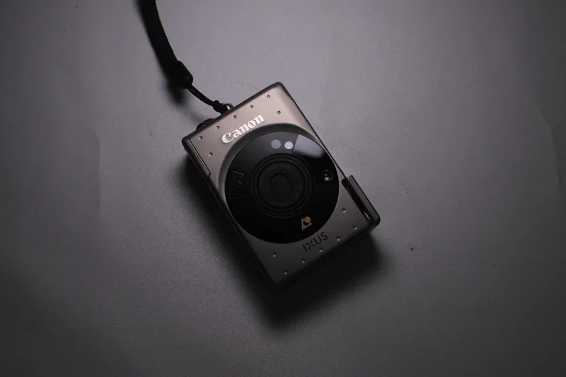 Hochauflösende Bodycam auf neutralem Hintergrund, bereit zur sofortigen Nutzung und Dokumentation.