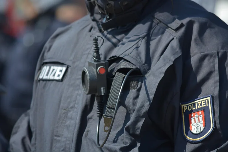 Sicherheitskraft trägt eine Bodycam an der Uniformbrust, bereit für den professionellen Einsatz.