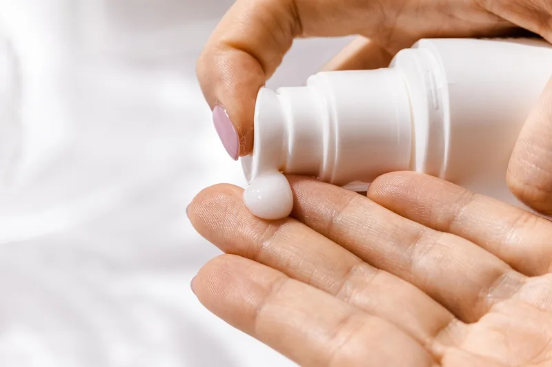 Hochwertige Bodylotion Flasche im Vordergrund, klar und deutlich dargestellt.