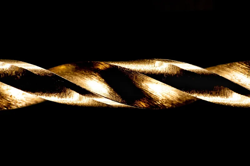 Nahaufnahme eines scharfen Metallbohrers, der Materialbeschaffenheit und Präzision hervorhebt.