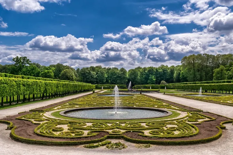 Ein sauberer und klarer Gartenteich, ein Ergebnis sorgfältiger Pflege und Entleerung.
