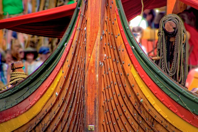 Hochwertiges Set für Bootspolitur mit verschiedenen Flaschen und Tüchern.