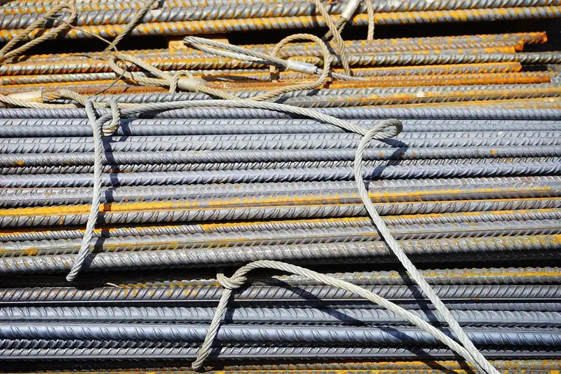 Ein Blick auf eine Baustelle mit geschnittenen Materialien und Werkzeugen, Fokus auf die Umgebung.