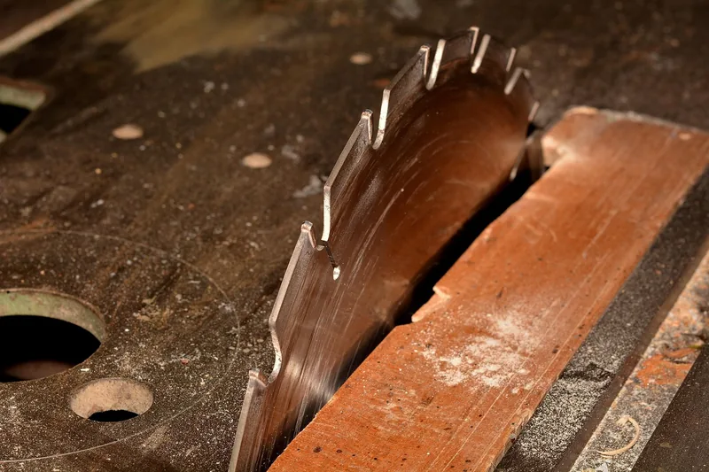 Nahaufnahme des Sägeblatts und des Schneidemechanismus einer Stichsäge.