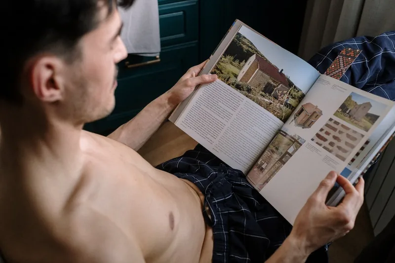 Ein Mann trägt bequeme Herren-Boxershorts im Alltag, Fokus auf Tragekomfort und Passform.