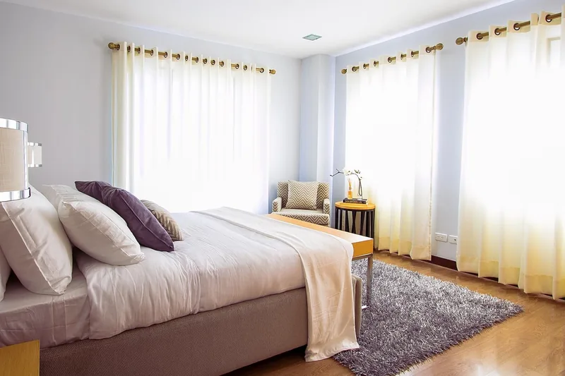 Ein elegantes elektrisches Boxspringbett mit hochwertiger Polsterung und klarer Formgebung.