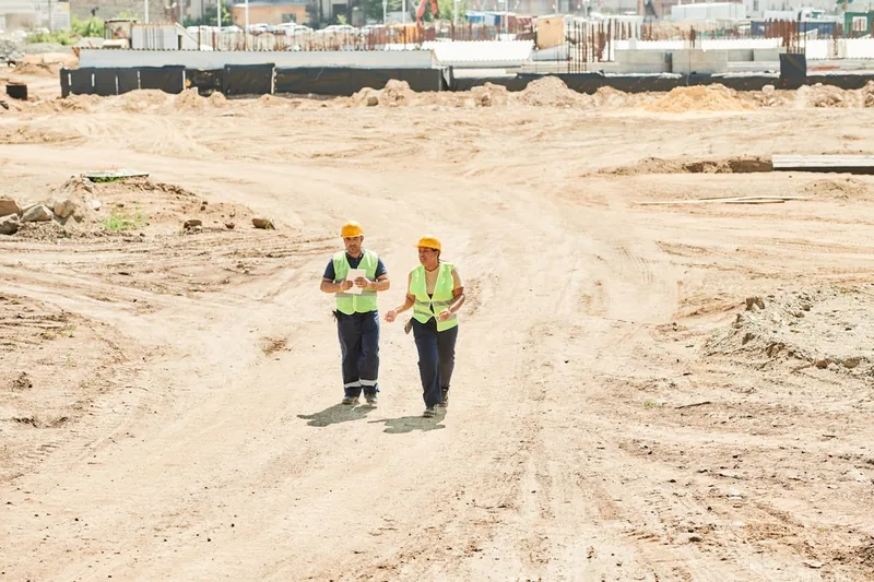 Blick auf eine Baustelle nach Abbrucharbeiten, die das Einsatzfeld eines Brecheisens zeigt.