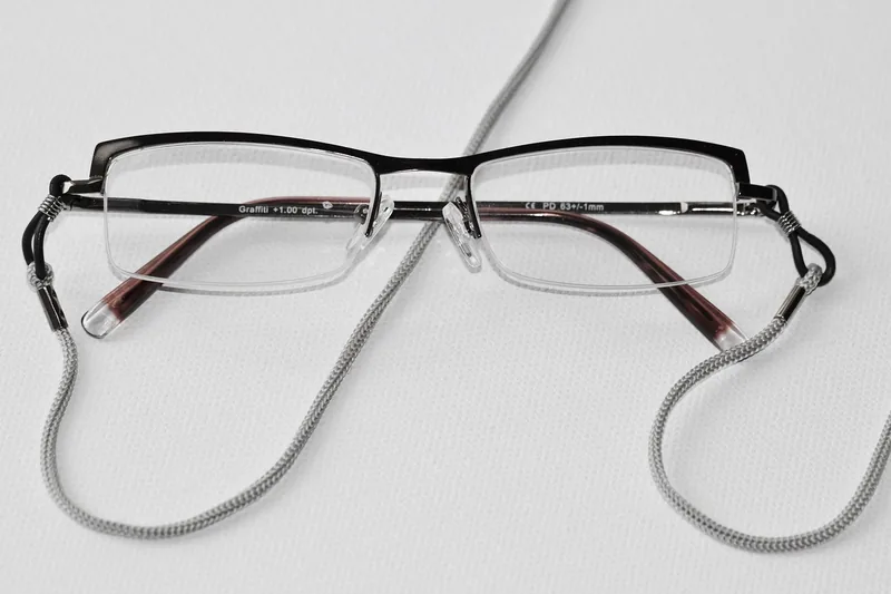 Hochwertiges Brillenband aus strapazierfähigem Material, detailreich und ohne Brille präsentiert.