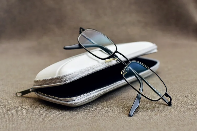 Eine Person öffnet ein Brillenetui, um eine Brille herauszunehmen – sichere Aufbewahrung und schneller Zugriff im Alltag.